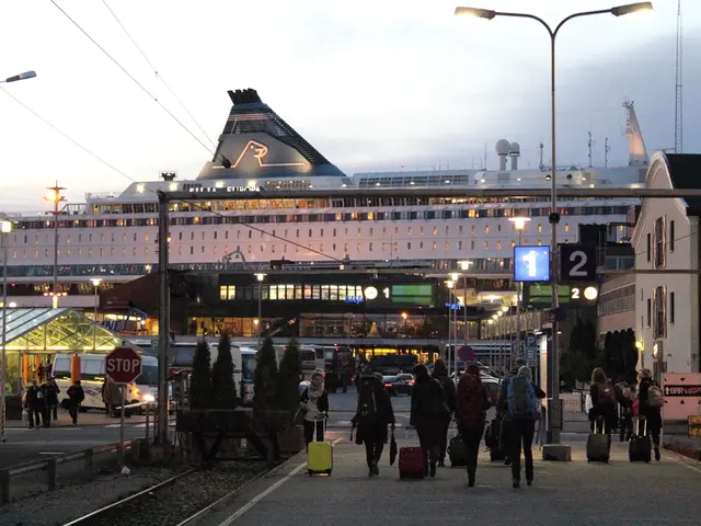 Amazing Natural Phenomena Close to America's Highly Active Airports